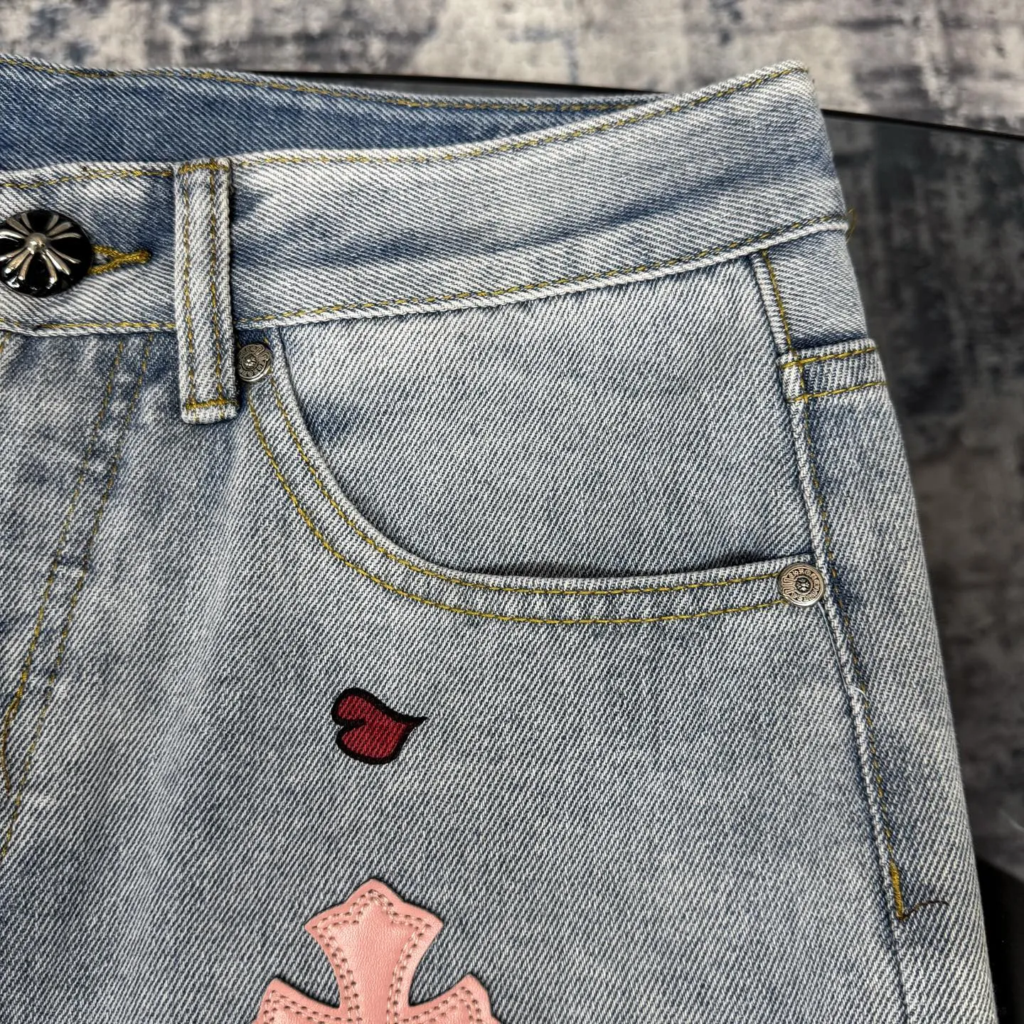 P250 Chrome Hearts | 25TX CH Chrome Hearts joint clown limited edition graffiti crocodile leather jeans. Very rare on the market. The 17 crosses on the entire pair of pants are made of three different materials (crocodile skin, lambskin, horse hair). The materials are all real materials. They are not comparable to ordinary styles. A great item to buy 🔥 Color: light blue Size: 28/30/32/34/36 Waist: 72/77/82/87/92 Sitting: 99/104/109/114/119 Pants length: 100/102/104/106/108